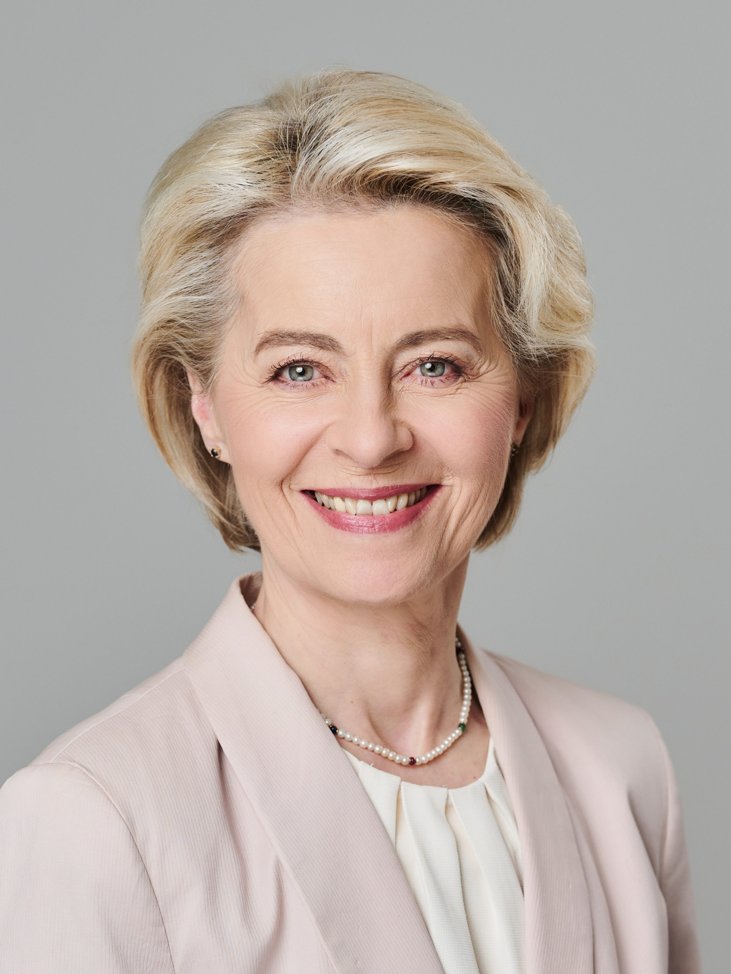 Endelig er der lejlighed til at bringe et billede af EU’s efter min ringheds mening nydelige kommissionsformand Ursula von der Leyen (f. 1958). Ud over at være uddannet læge, er hun født ind i politik som datter af Ernst Albrecht, der fra 1976 til 1990 var ministerpræsident i Niedersachsen. von der Leyen havde forskellige ministerposter i forbuindsregeringen i Tyskland fra 2005 til 2019.