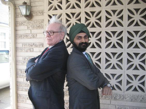 Storinvestor med humor. Buffett sammen med den indisk-amerikanske investor Manpreet Singh efter en frokost. I Omaha, Nebraska, hvor ellers?