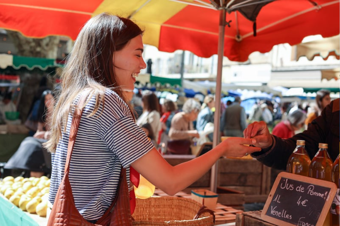 I Sydeuropa er der mange butikker, særligt på markeder, der kun accepterer kontant betaling.