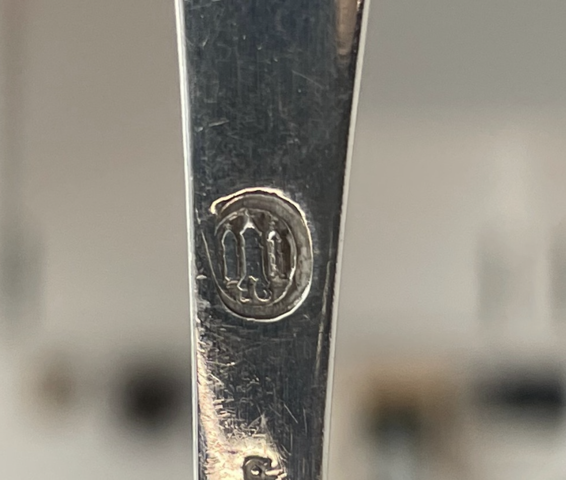 Tretårnet stempel på en sølvske