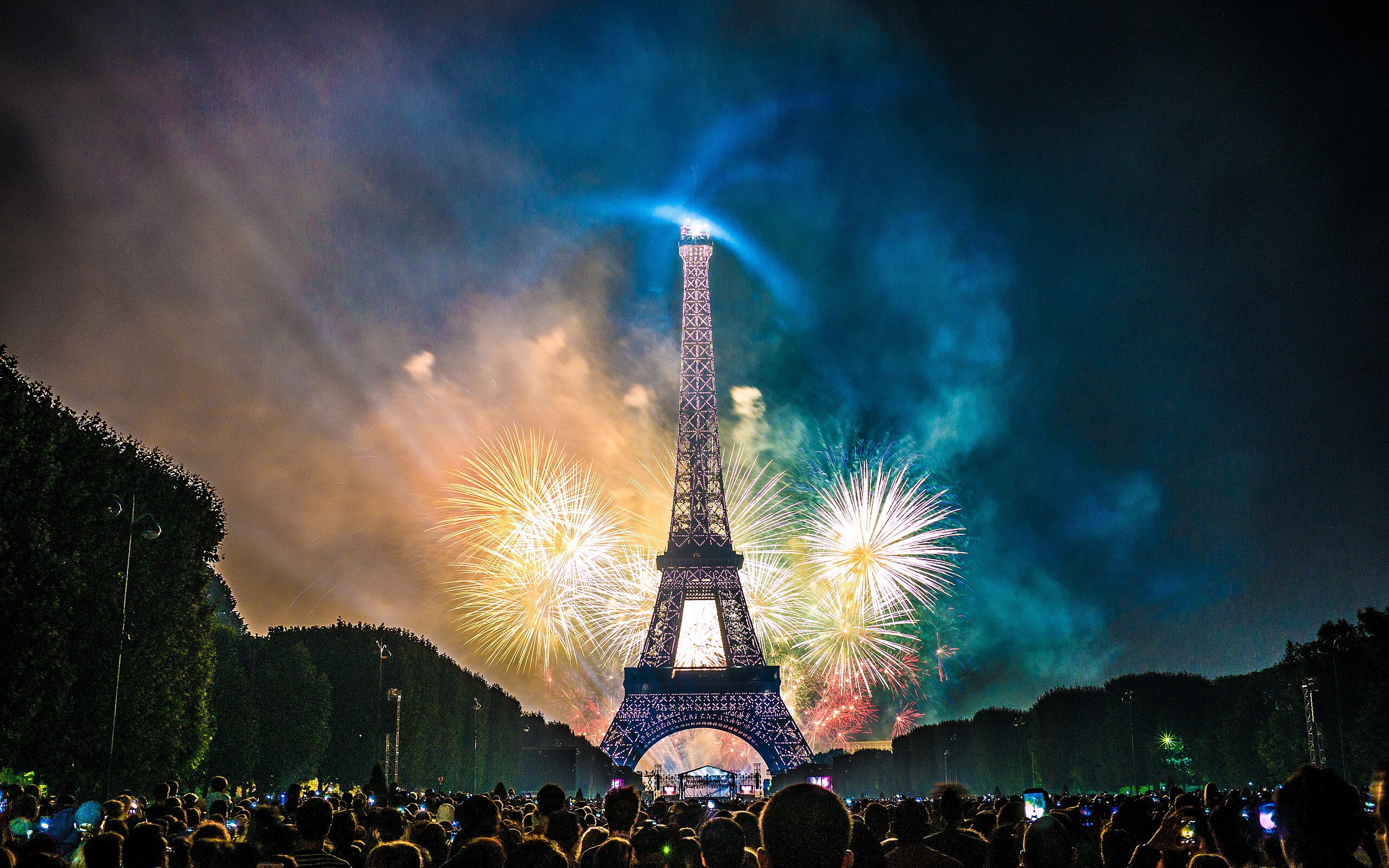 14. juli i Paris. Franskmændene ved, hvordan man fejrer en nationaldag med pomp og pragt og lys og knald. Foto: Yann Caradec