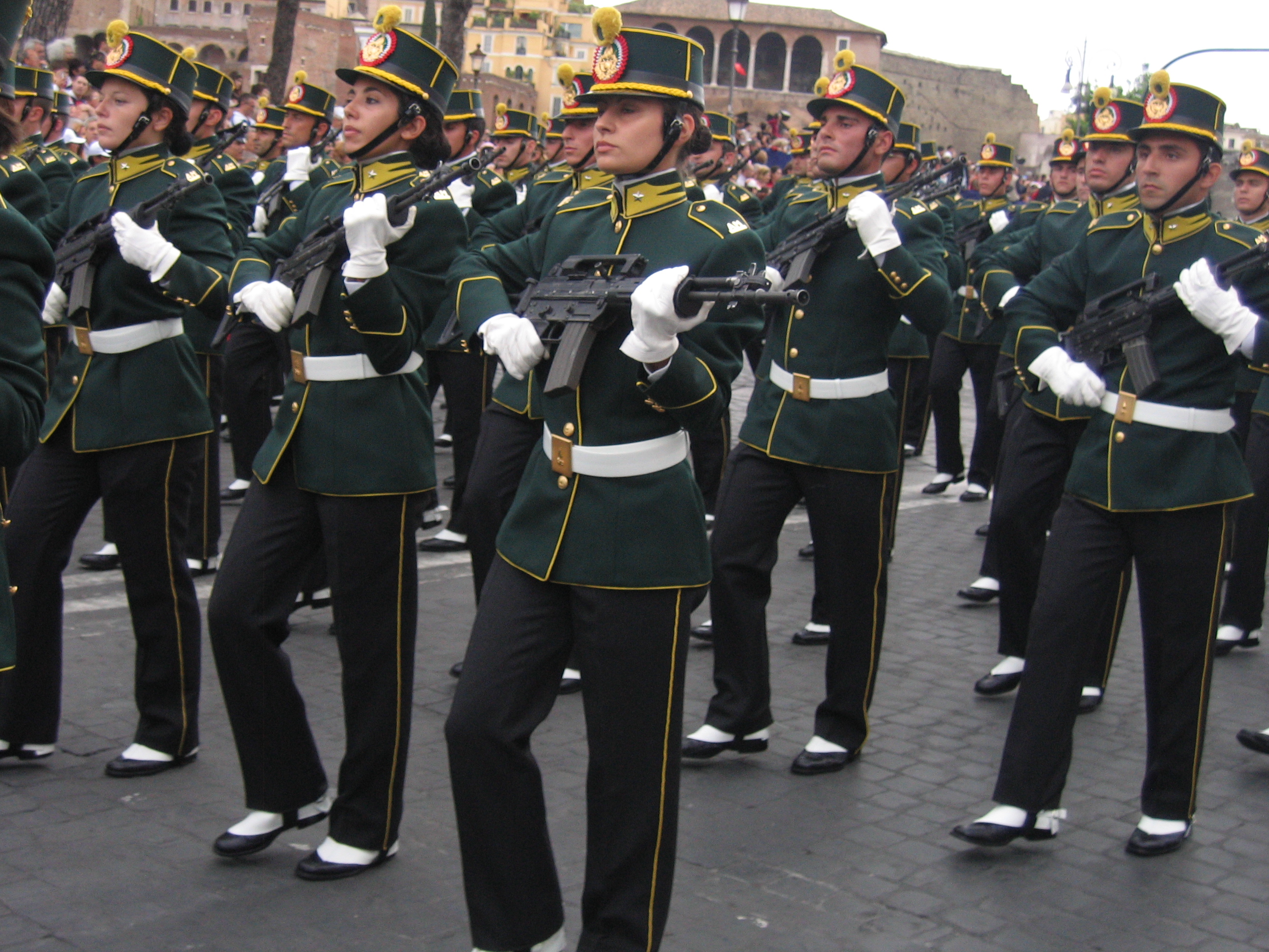 ”Goddag, det er fra Guardia di Finanza. Vi vil nu gennemrode Deres soveværelse, da vi har mistanke om, at De har glemt at opgive moster Anns guldhalsbånd på Deres guldbeholdningsdeklaration.”