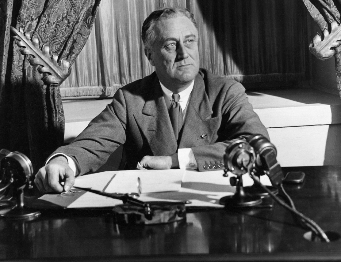 Franklin D. Roosevelt, USA’s præsident 1933-1945, forbød i april 1933, at amerikanerne ejede guld for mere end 100 USD, dengang svarede det til ca. 5 ounces (!). Forbuddet var i kraft, indtil det blev ophævet af præsident Gerald Ford i 1974.