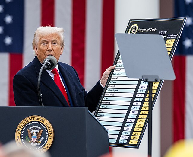 Under sloganet "Make America Wealthy Again" viste Trump i april sine planer for gengældelsestold frem.