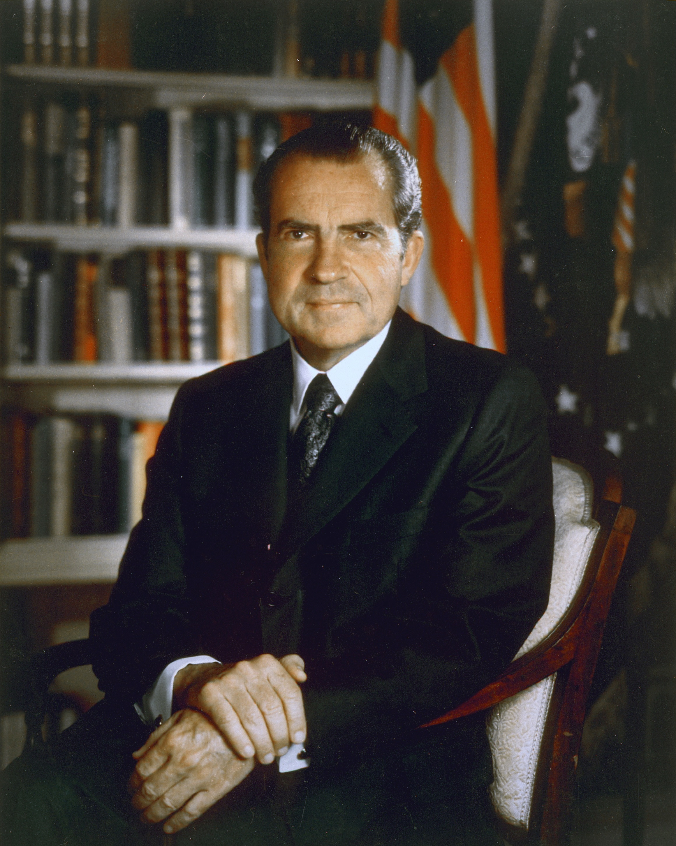 Det var præsident Nixon selv, der gik på tv og annoncerede vigtige ændringer i USA’s økonopmiske politik, blandt andet at man opgav guldfoden. Godt et år senere blev Nixon genvalgt med en jordskredssejr og 3 år efter måtte han ydmyget gå af som følge af Watergateskandalen. Foto: Officiel foto, public domain